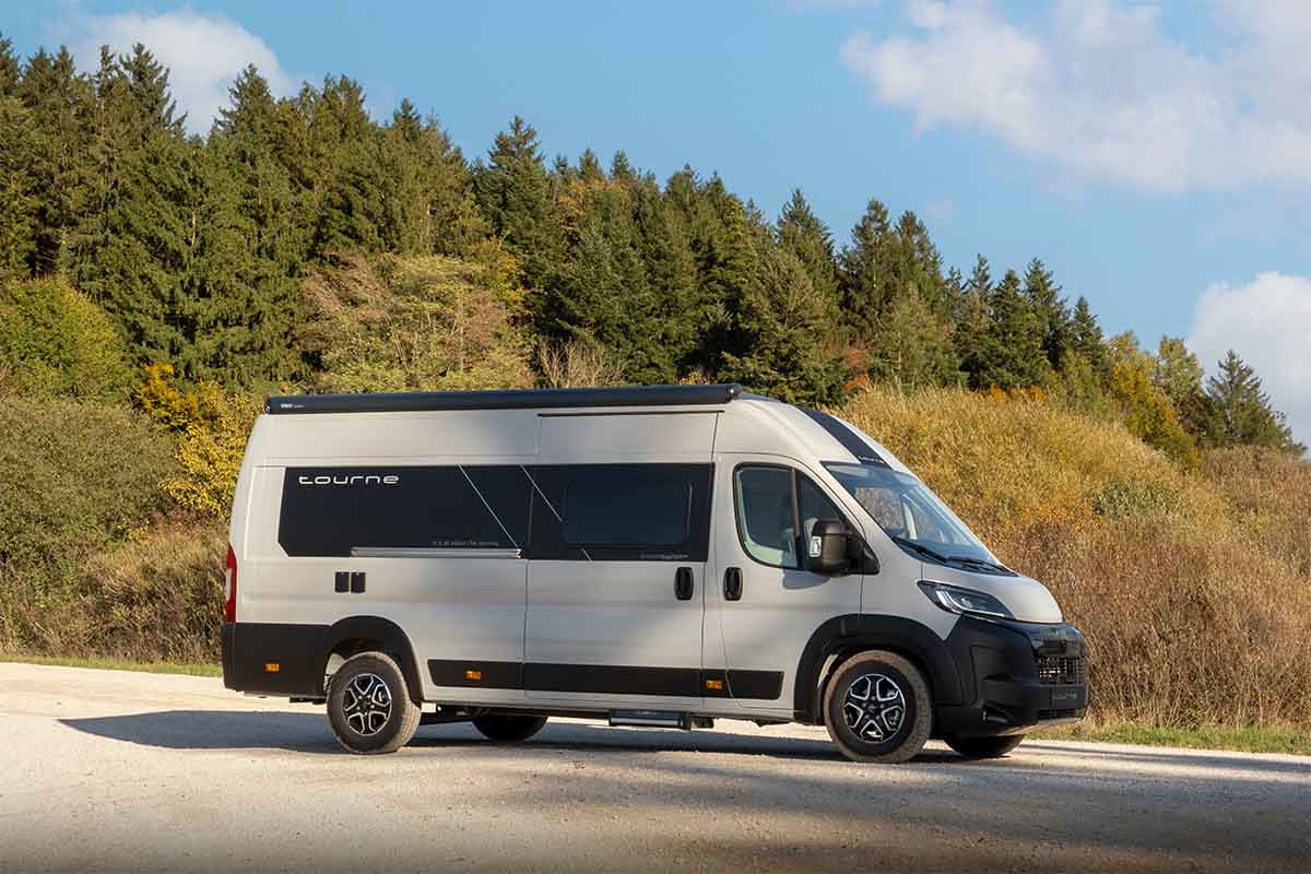 beiger TOURNE von der Seite